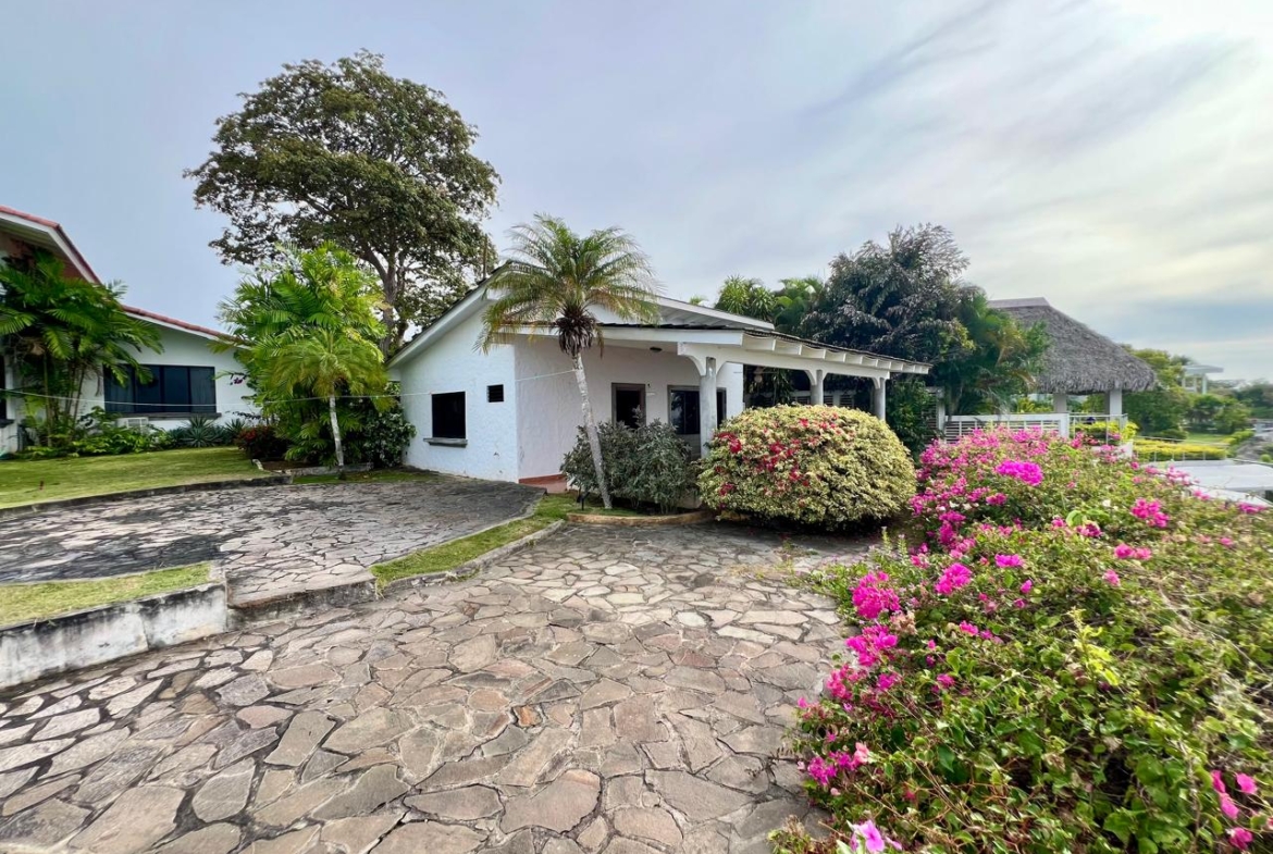 CHUMICO LAS GUIAS CASA FRENTE AL MAR