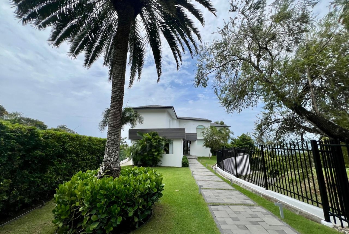 LAS GUÍAS DE ORIENTE – CHUMICO REDONDO ESTATE FRENTE AL MAR