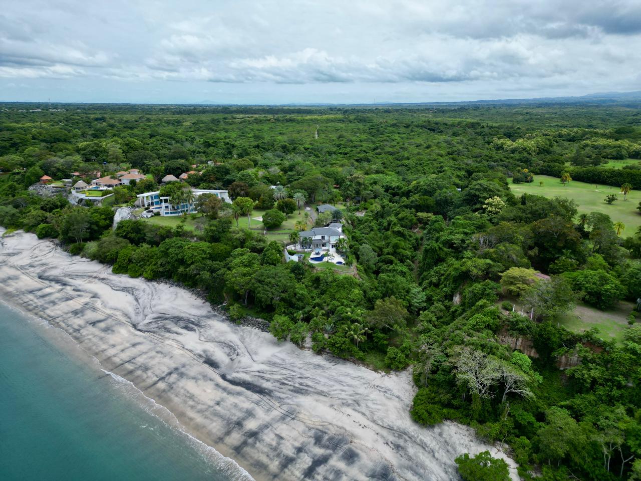 PHOTO-2026-08-06-18-58-50 58 LAS GUÍAS DE ORIENTE – CHUMICO REDONDO ESTATE FRENTE AL MAR